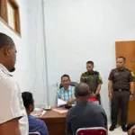 Penyidik Kepolisian Resort (Polres) Buru akhirnya menyerahkan tersangka (AG) dan barang bukti kasus tindak pidana pencurian Kubah Masjid Al-Huda ke Kejaksaan Negeri Buru. Kasus pencurian kubah masjid Al-Huda yang terbuat dari emas di Kecamatan Kayeli, Kabupaten Buru itu diserahkan berdasarkan Surat Penyerahan Tersangka dan Barang Bukti Nomor : B/06/V/RES.1.8./2024/RESKRIM, tangga 08 Mei 2024. Tersangka a.n AMIN GAI Alias AMIN. “Rangkaian pemeriksaan oleh penyidik telah selesai dilaksanakan dan hari ini Satreskrim Polres Buru telah menyerahkan tersangka beserta barang bukti lengkap kepada Kejsaksaan Negeri Buru untuk nantinya diproses lebih lanjut,” kata Kapolres Buru AKBP. Sulastri Sukidjang, Ambon, Rabu. Ia berharap, semoga dengan diungkapnya kasus pencurian kubah masjid ini menjadi pelajaran bagi masyarakat kabupaten Buru agar tidak melakukan tindakan-tindakan yang melawan hukum. Sebelumnya, peristiwa pencurian ini terjadi pada 4 Maret 2024. Warga Desa Kaiely paginya dihebohkan dengan hilangnya kubah masjid yang terletak di tengah desa, dan langsung melaporkan ke Polres Buru. Pihak kepolisian Buru melalui Satreskrim langsung turun ke tempat kejadian perkara (TKP) guna mengecek lokasi kejadian. Satreskrim Polres Buru langsung bergerak cepat dengan melakukan olah TKP dan menemukan terduga pelaku, kemudian penyidik melakukan pengembangan dan mengamankan terduga pelaku. Setelah melakukan pemeriksaan terhadap terduga pelaku dan menemukan alat bukti yang cukup, (AG) 68 tahun itu mengakui perbuatannya yang dilakukan.