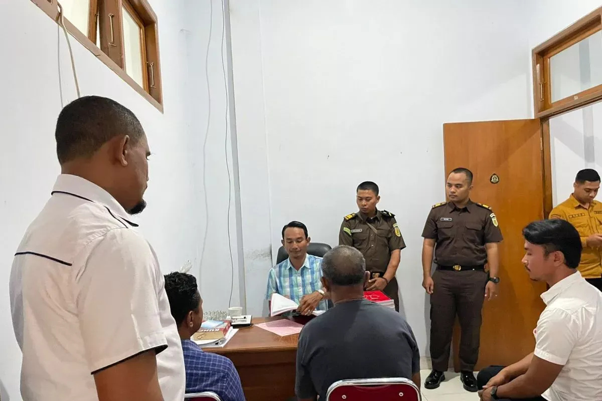 Penyidik Kepolisian Resort (Polres) Buru akhirnya menyerahkan tersangka (AG) dan barang bukti kasus tindak pidana pencurian Kubah Masjid Al-Huda ke Kejaksaan Negeri Buru. Kasus pencurian kubah masjid Al-Huda yang terbuat dari emas di Kecamatan Kayeli, Kabupaten Buru itu diserahkan berdasarkan Surat Penyerahan Tersangka dan Barang Bukti Nomor : B/06/V/RES.1.8./2024/RESKRIM, tangga 08 Mei 2024. Tersangka a.n AMIN GAI Alias AMIN. “Rangkaian pemeriksaan oleh penyidik telah selesai dilaksanakan dan hari ini Satreskrim Polres Buru telah menyerahkan tersangka beserta barang bukti lengkap kepada Kejsaksaan Negeri Buru untuk nantinya diproses lebih lanjut,” kata Kapolres Buru AKBP. Sulastri Sukidjang, Ambon, Rabu. Ia berharap, semoga dengan diungkapnya kasus pencurian kubah masjid ini menjadi pelajaran bagi masyarakat kabupaten Buru agar tidak melakukan tindakan-tindakan yang melawan hukum. Sebelumnya, peristiwa pencurian ini terjadi pada 4 Maret 2024. Warga Desa Kaiely paginya dihebohkan dengan hilangnya kubah masjid yang terletak di tengah desa, dan langsung melaporkan ke Polres Buru. Pihak kepolisian Buru melalui Satreskrim langsung turun ke tempat kejadian perkara (TKP) guna mengecek lokasi kejadian. Satreskrim Polres Buru langsung bergerak cepat dengan melakukan olah TKP dan menemukan terduga pelaku, kemudian penyidik melakukan pengembangan dan mengamankan terduga pelaku. Setelah melakukan pemeriksaan terhadap terduga pelaku dan menemukan alat bukti yang cukup, (AG) 68 tahun itu mengakui perbuatannya yang dilakukan.